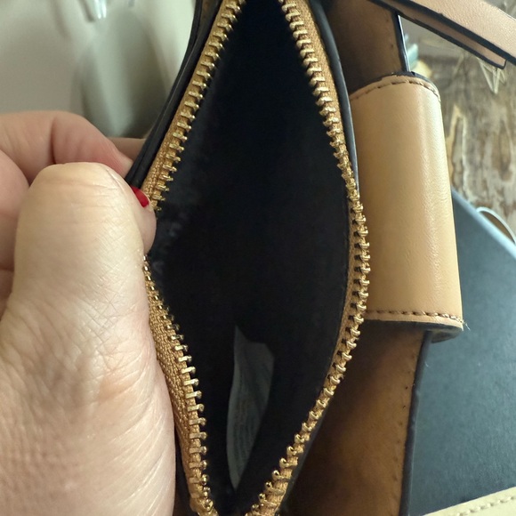 Steve Madden‎ Tan Woven Wristlet/ Crossbody Bag w/ Adjustable Strap Gold Accents - Picture 7 of 10